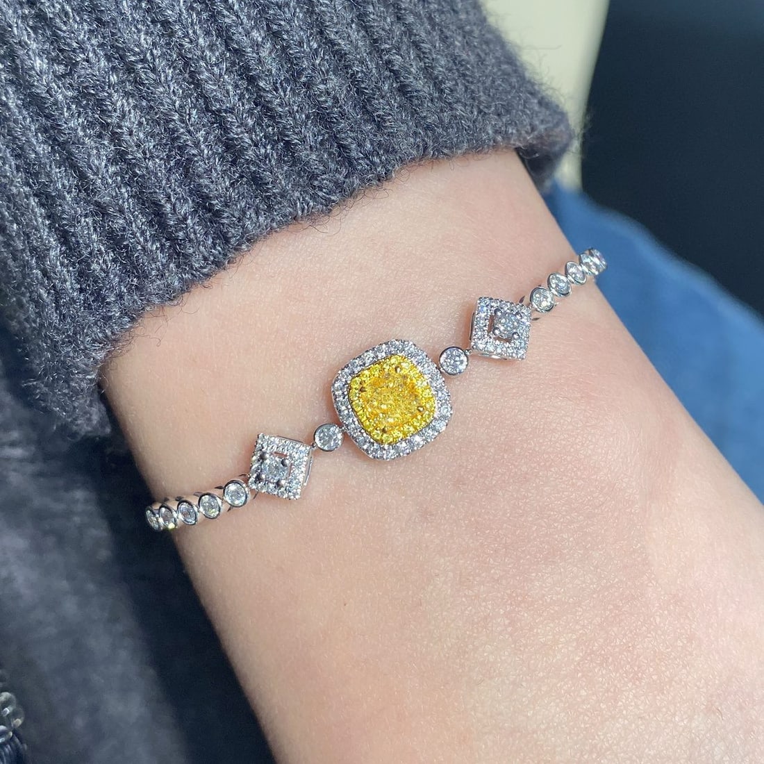 14k Gold 1.04 Ctw Natural Yellow Diamond & Diamond Bracelet - 3