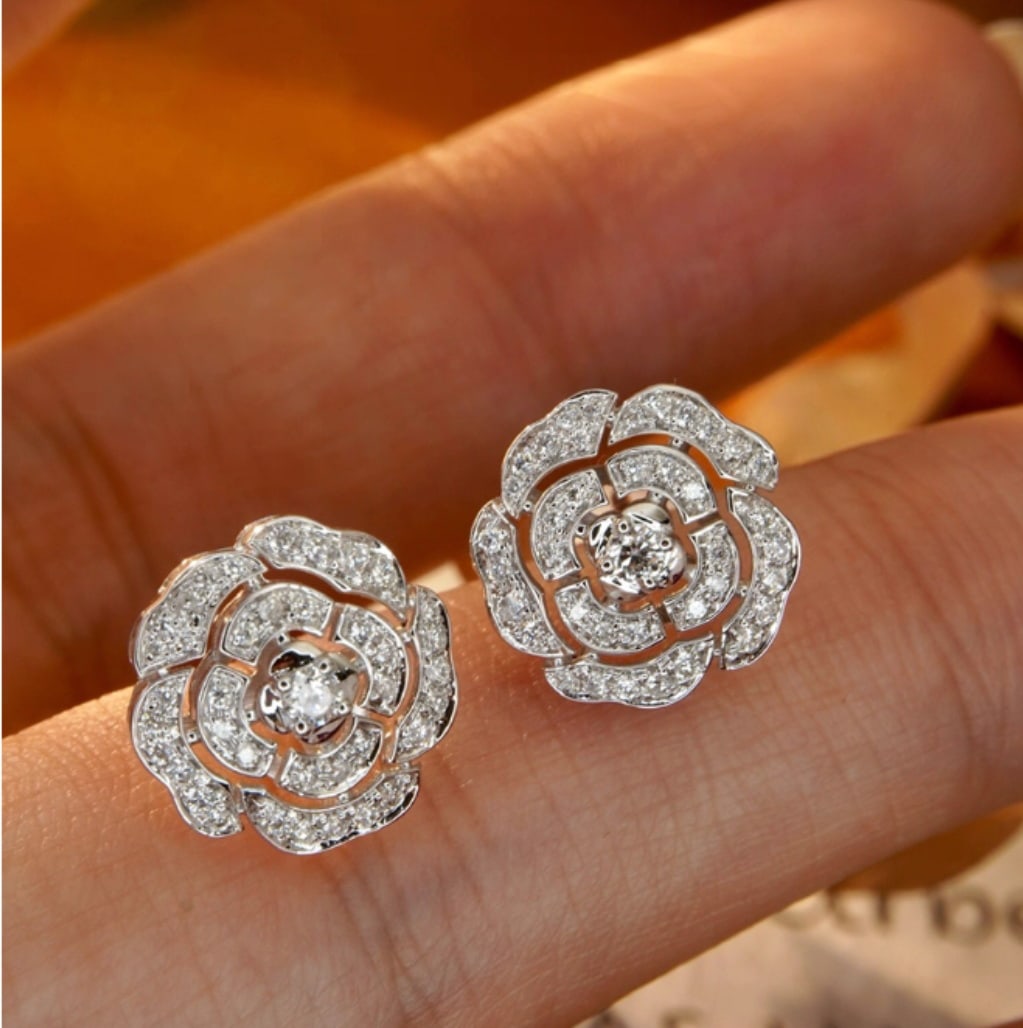 14k Gold 0.30 Ct Natural H Diamond & Flowers Earrings: Ref:231090199 // gold content:14k gold // main gemstone:diamond // shape:round // carat weight:0. 30ct // clarity grade:vs-si // color:h // treatment:natural // cut grade:g // Condition: NewLow