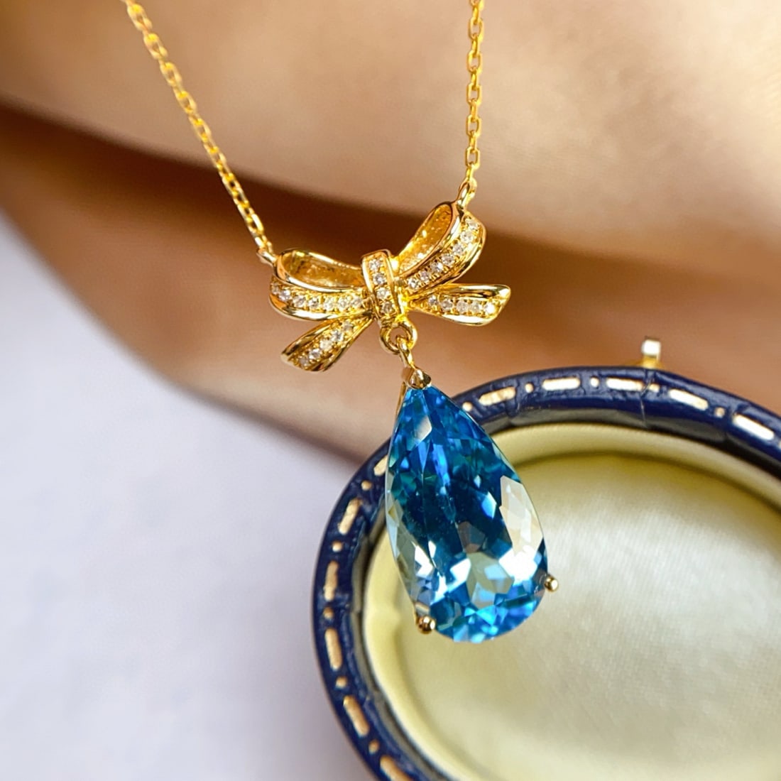 14k Gold 5.50 Ct Natural Topaz & Diamond Necklace - 3