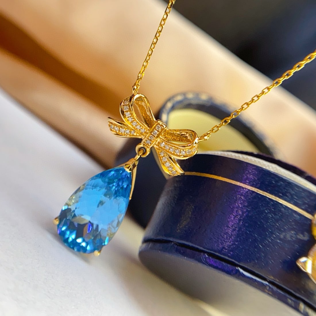 14k Gold 5.50 Ct Natural Topaz & Diamond Necklace - 4