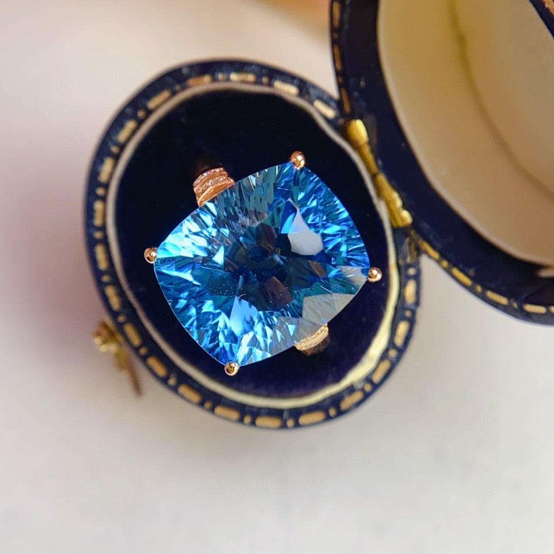 14k Gold 12.50 Ct Natural Topaz & Diamond Ring: Ref:231090219 // gold content:14k gold // ring size:7. 25us // // main gemstone:topaz // shape:cushion // carat weight:12. 50ct // color:blue // treatment:natural // // adjacent gemstone 2 : diamond /