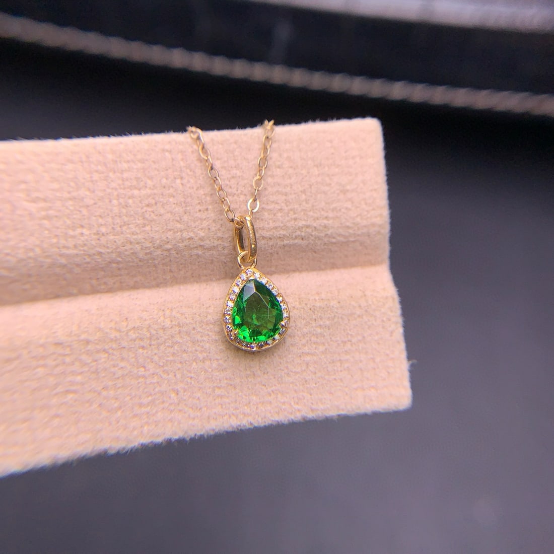 14k Gold 0.8 Ct Natural Tsavorite & Diamond Pendant( Without Chain ): Ref:231090225 // gold content:14k gold // main gemstone:tsavorite // shape:pear // carat weight:0. 8ct // color:green // treatment:natural // // adjacent gemstone 2 : diamond // shape:round //