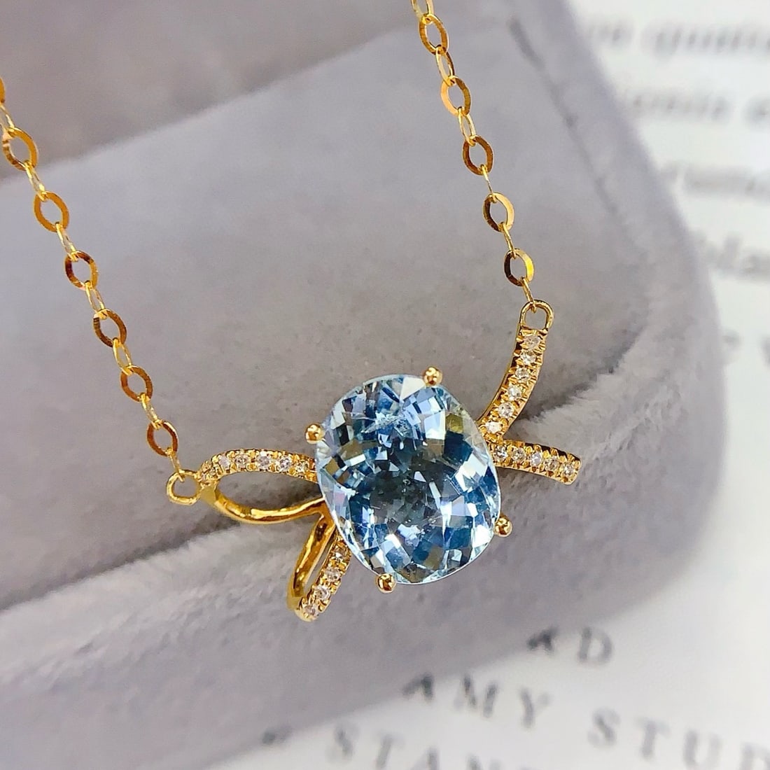 14k Gold 2.5 Ct Natural Aquamarine & Diamond Necklace: Ref:231090295 // gold content:14k gold // main gemstone:aquamarine // shape:oval // carat weight:2. 5ct // color:blue // treatment:natural // // adjacent gemstone 2 : diamond // number of stones:22 //