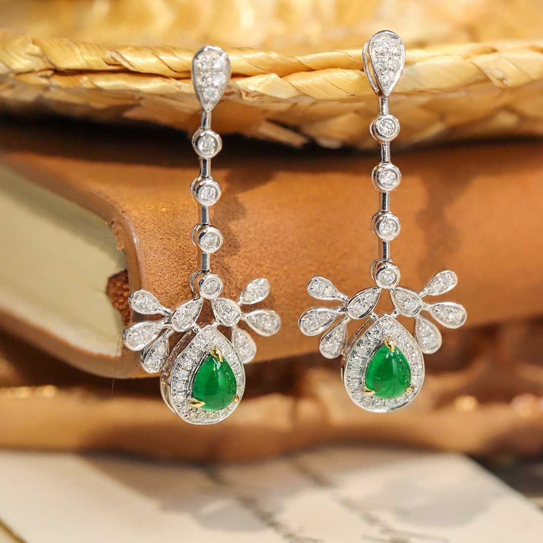 14k Gold 0.71 Ctw Vivid Green Natural Emerald & Diamond Earrings: Ref:231090302 // gold content:14k gold // main gemstone:emerald // shape:pear // carat weight:0. 45ct // color:vivid green // treatment:natural // // adjacent gemstone 2 : diamond // shape:round //