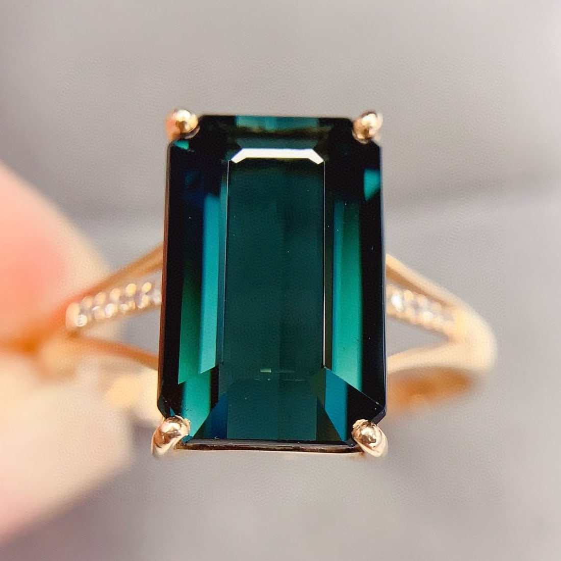 14k Gold 4.25 Ct Natural Tourmaline & Diamond Ring: Ref:231090332 // gold content:14k gold // ring size:7. 25us // // main gemstone:tourmaline // shape:octagonal // carat weight:4. 25ct // color:green // treatment:natural // // adjacent gemstone 2