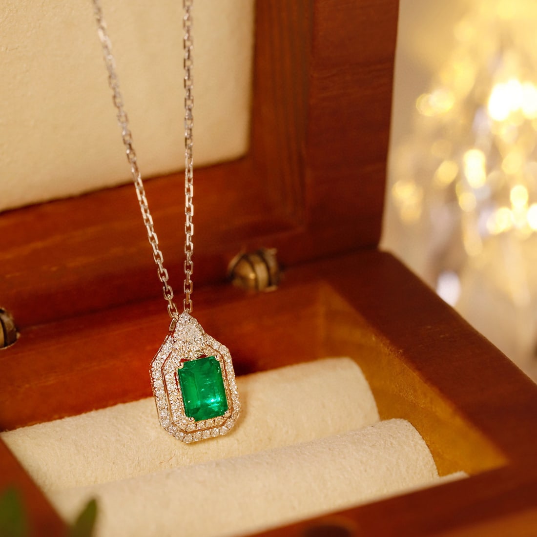 14k Gold 0.66 Ctw Vivid Green Natural Emerald & Diamond Necklace - 3