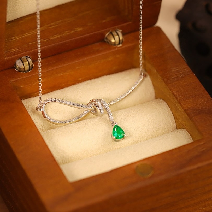14k Gold 0.6 Ctw Vivid Green Natural Emerald & Diamond Necklace: Ref:231090351 // gold content:14k gold // main gemstone:emerald // shape:pear // carat weight:0. 3ct // color:vivid green // treatment:natural // // adjacent gemstone 2 : diamond // shape:round //