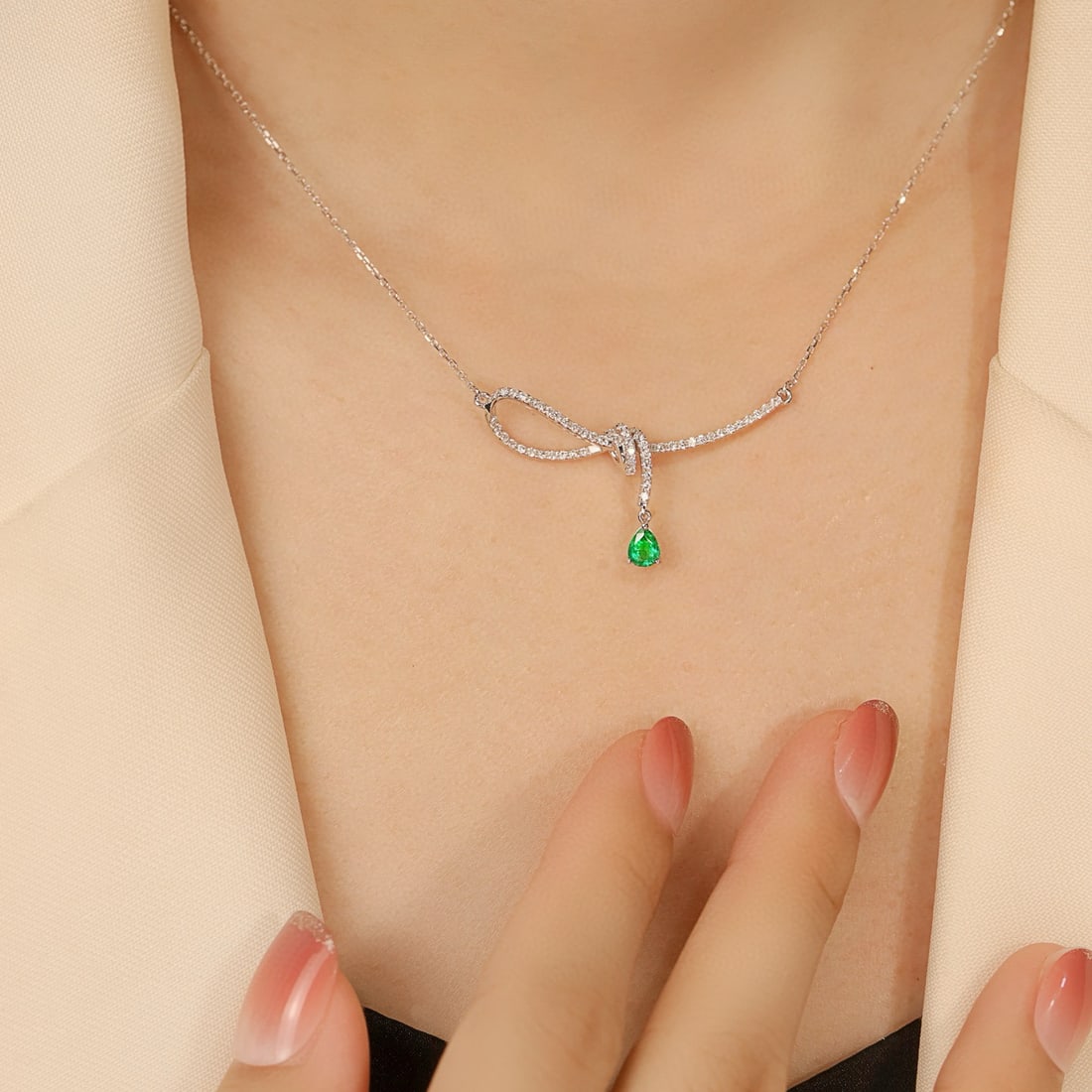 14k Gold 0.6 Ctw Vivid Green Natural Emerald & Diamond Necklace - 2