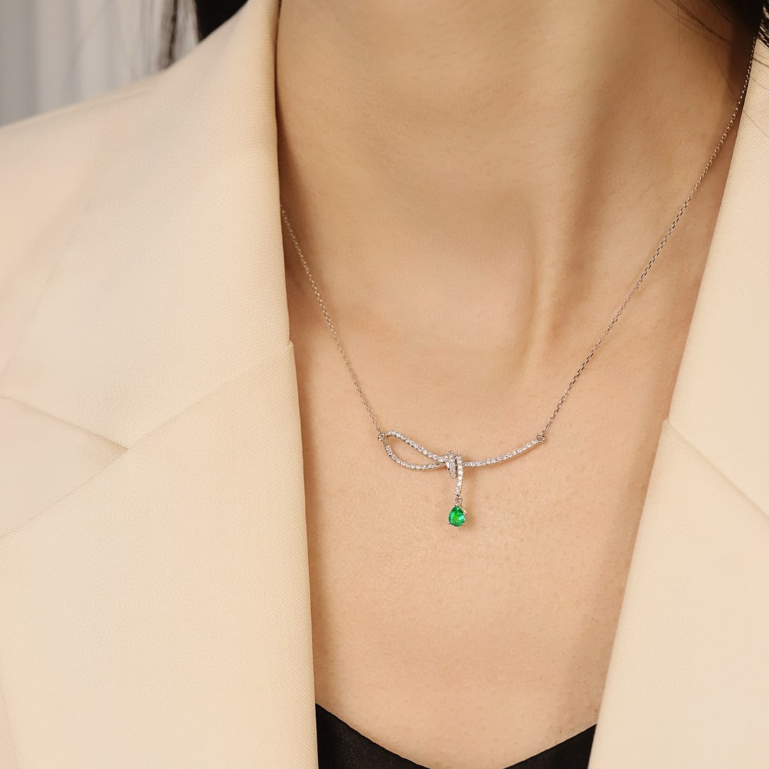 14k Gold 0.6 Ctw Vivid Green Natural Emerald & Diamond Necklace - 4