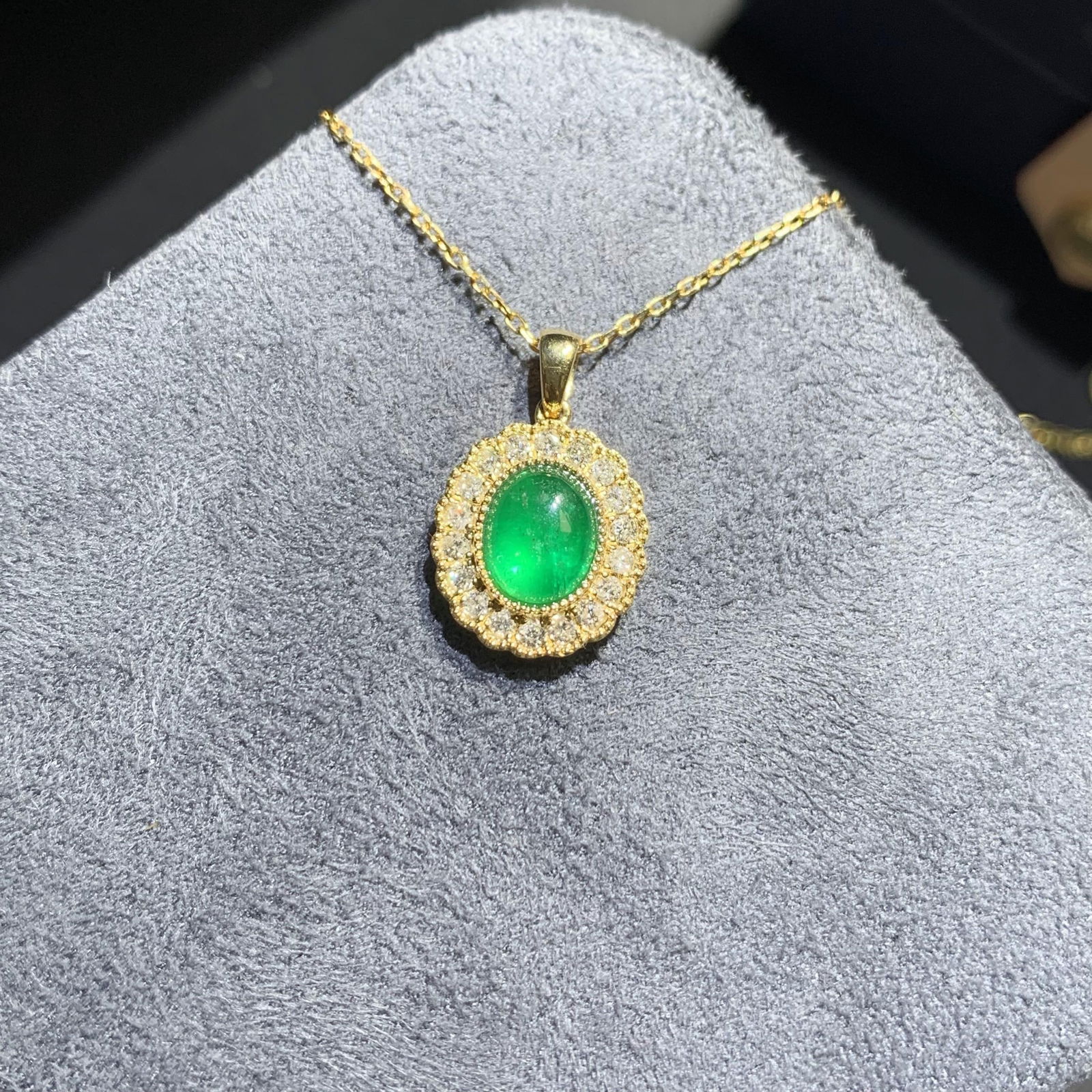 14k Gold 1.04 Ctw Natural Emerald & Diamond Necklace: Ref:231090360 // gold content:14k gold // main gemstone:emerald // shape:oval // carat weight:0. 83ct // color:green // treatment:natural // // adjacent gemstone 2 : diamond // shape:round // carat