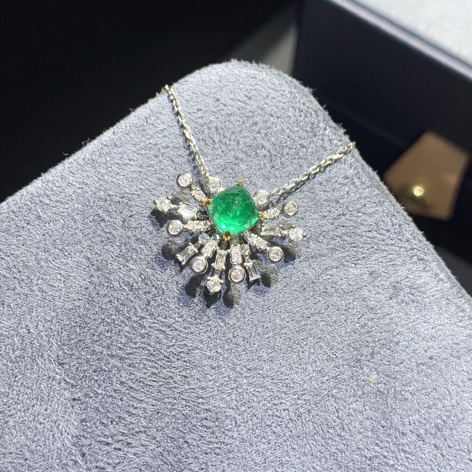 14k Gold 1.38 Ctw Natural Emerald & Diamond Necklace: Ref:231090371 // gold content:14k gold // main gemstone:emerald // shape:sugar-loaf // carat weight:1. 03ct // color:green // treatment:natural // // adjacent gemstone 2 : diamond // shape:multiple