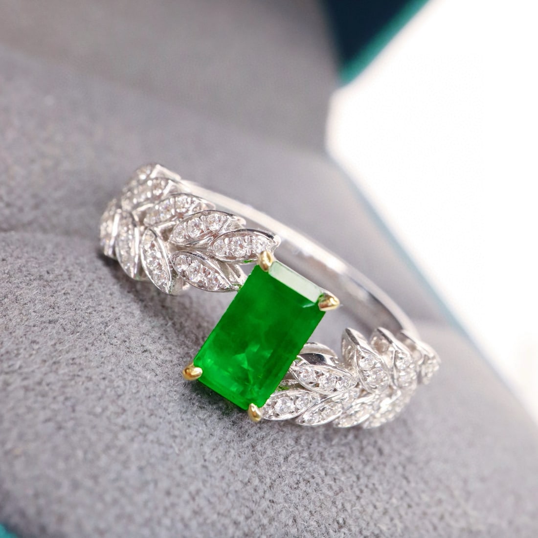 14k Gold 0.94 Ctw Vivid Green Natural Emerald & Diamond Ring - 2