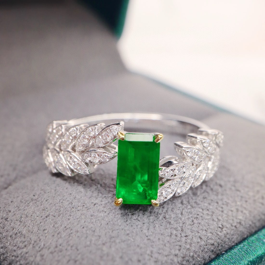 14k Gold 0.94 Ctw Vivid Green Natural Emerald & Diamond Ring - 3