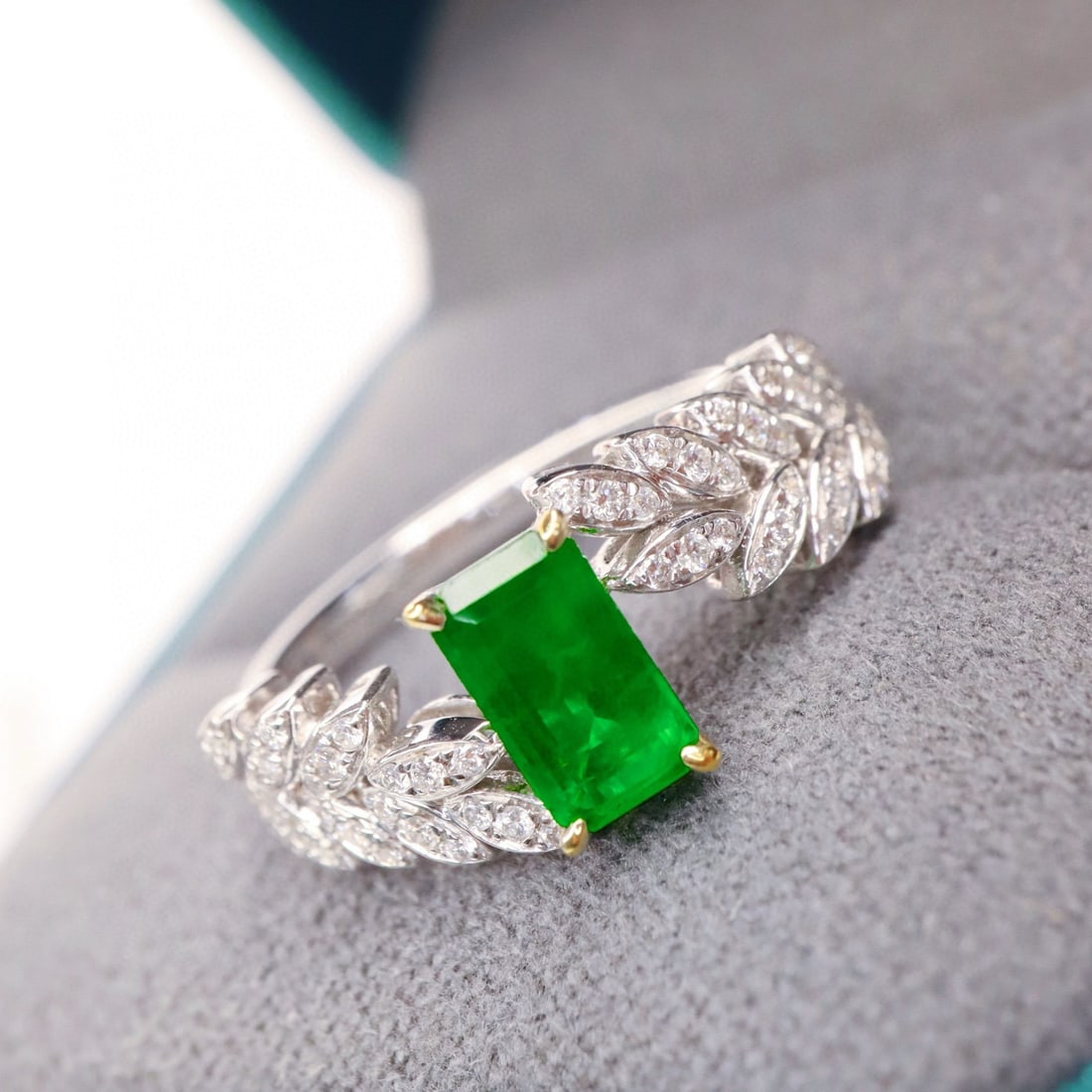 14k Gold 0.94 Ctw Vivid Green Natural Emerald & Diamond Ring - 4