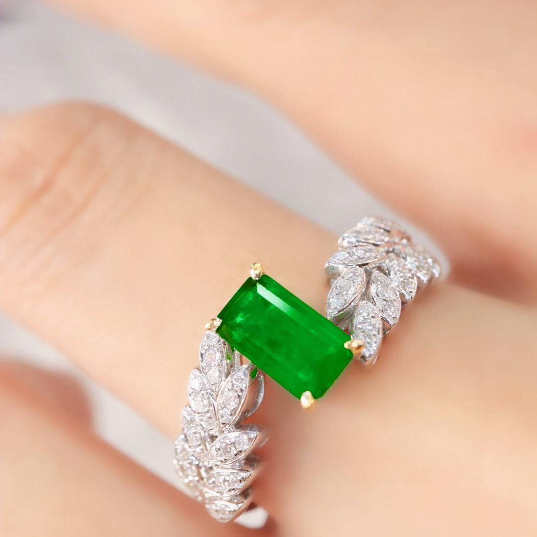 14k Gold 0.94 Ctw Vivid Green Natural Emerald & Diamond Ring - 5