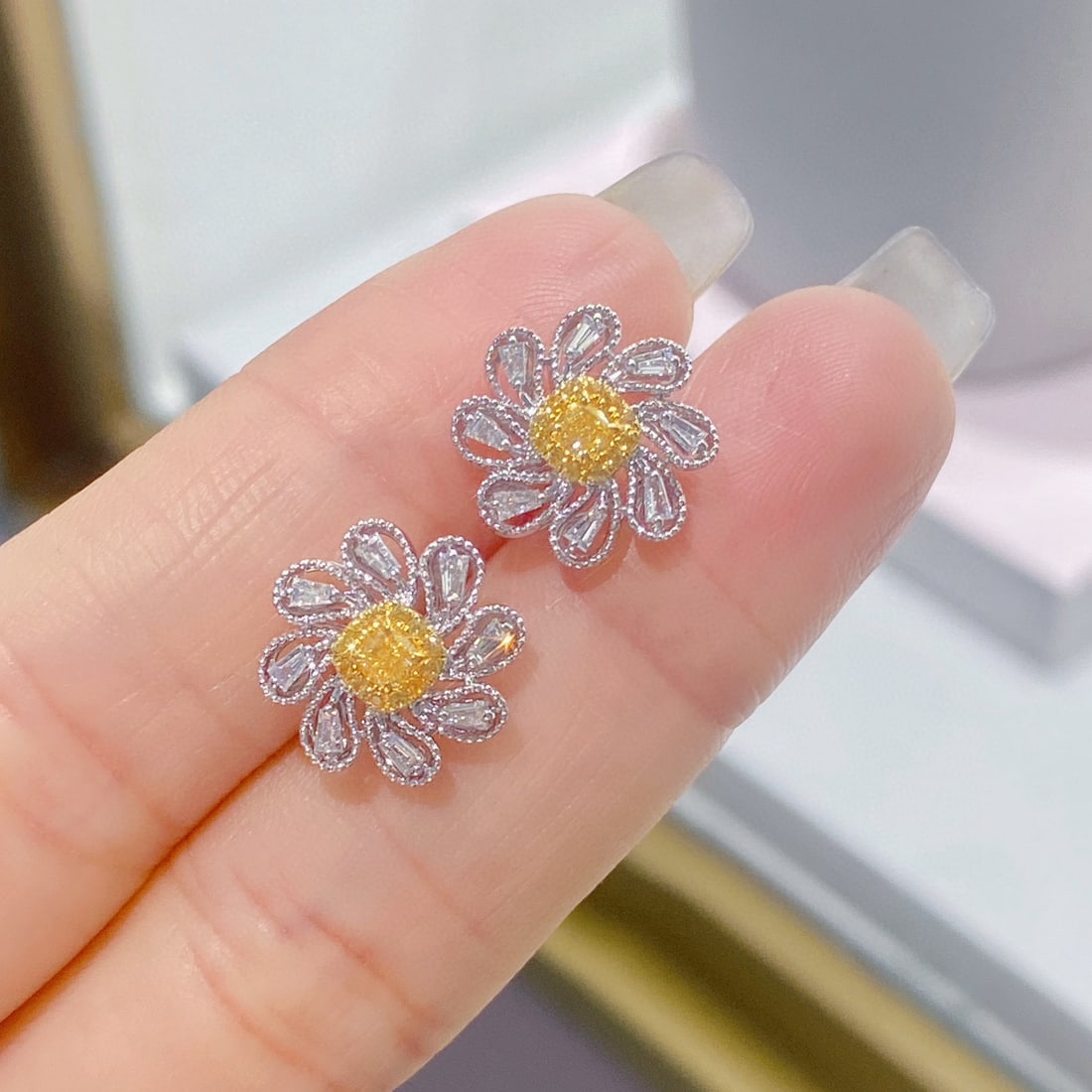 14k Gold 0.70 Ctw Natural Yellow Diamond & Diamond Earrings: Ref:231090381 // gold content:14k gold // main gemstone:yellow diamond // shape:cushion // carat weight:0. 26ct // color:yellow // treatment:natural // // adjacent gemstone 2 : diamond //