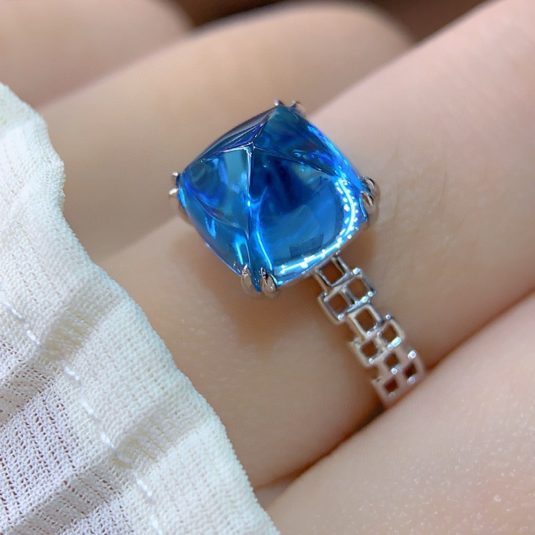 14k Gold 6.2 Ct Natural Topaz Ring: Ref:231090404 // gold content:14k gold // ring size:7. 25us // // main gemstone:topaz // shape:sugar-loaf // carat weight:6. 2ct // color:blue // treatment:natural // High Estimate: 3000 Condition: N