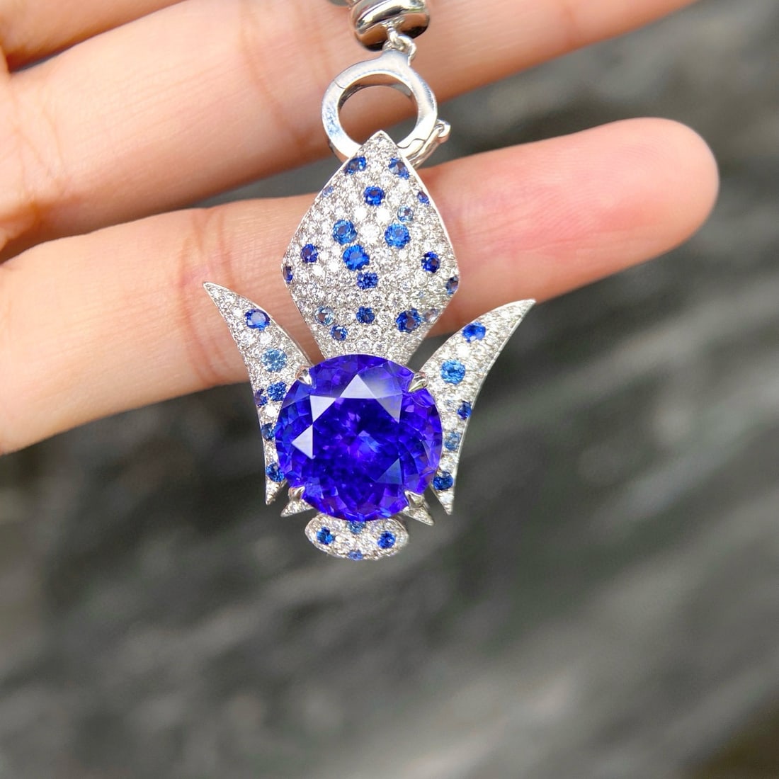 14k Gold 9.41 Ctw Natural Tanzanite & Diamond Necklace: Ref:231090420 // gold content:14k gold // main gemstone:tanzanite // shape:round // carat weight:8. 14ct // color:blue // treatment:natural // cut grade:g // // adjacent gemstone 2 : diamond //