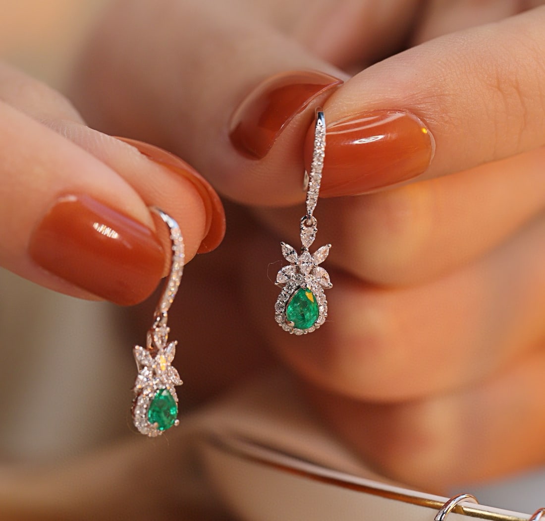 14k Gold 1.11 Ctw Vivid Green Natural Emerald & Diamond Earrings: Ref:231090431 // gold content:14k gold // main gemstone:emerald // shape:pear // carat weight:0. 54ct // color:vivid green // treatment:natural // // adjacent gemstone 2 : diamond // shape:multiple