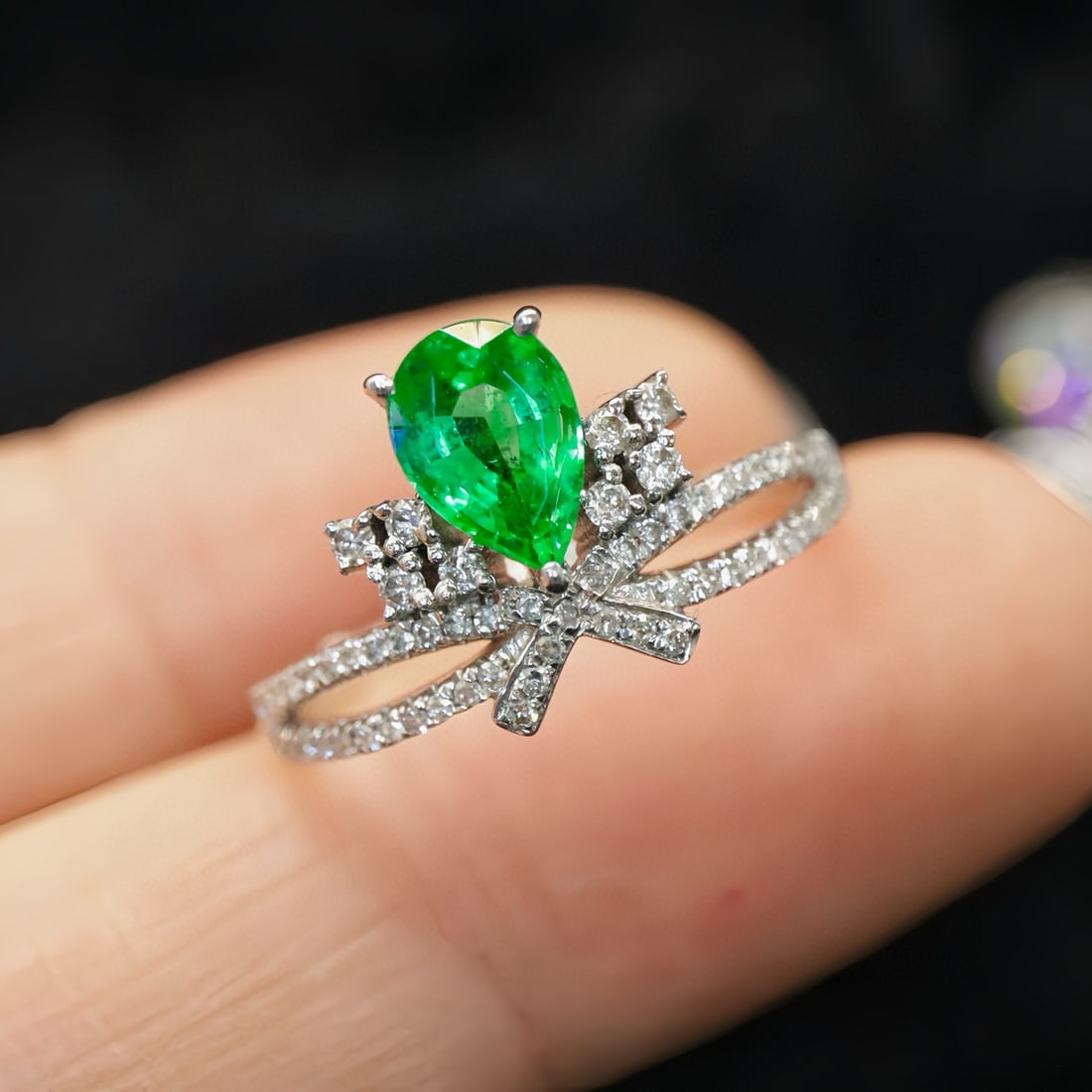 14k Gold 0.92 Ctw Vivid Green Natural Emerald & Diamond Ring - 2