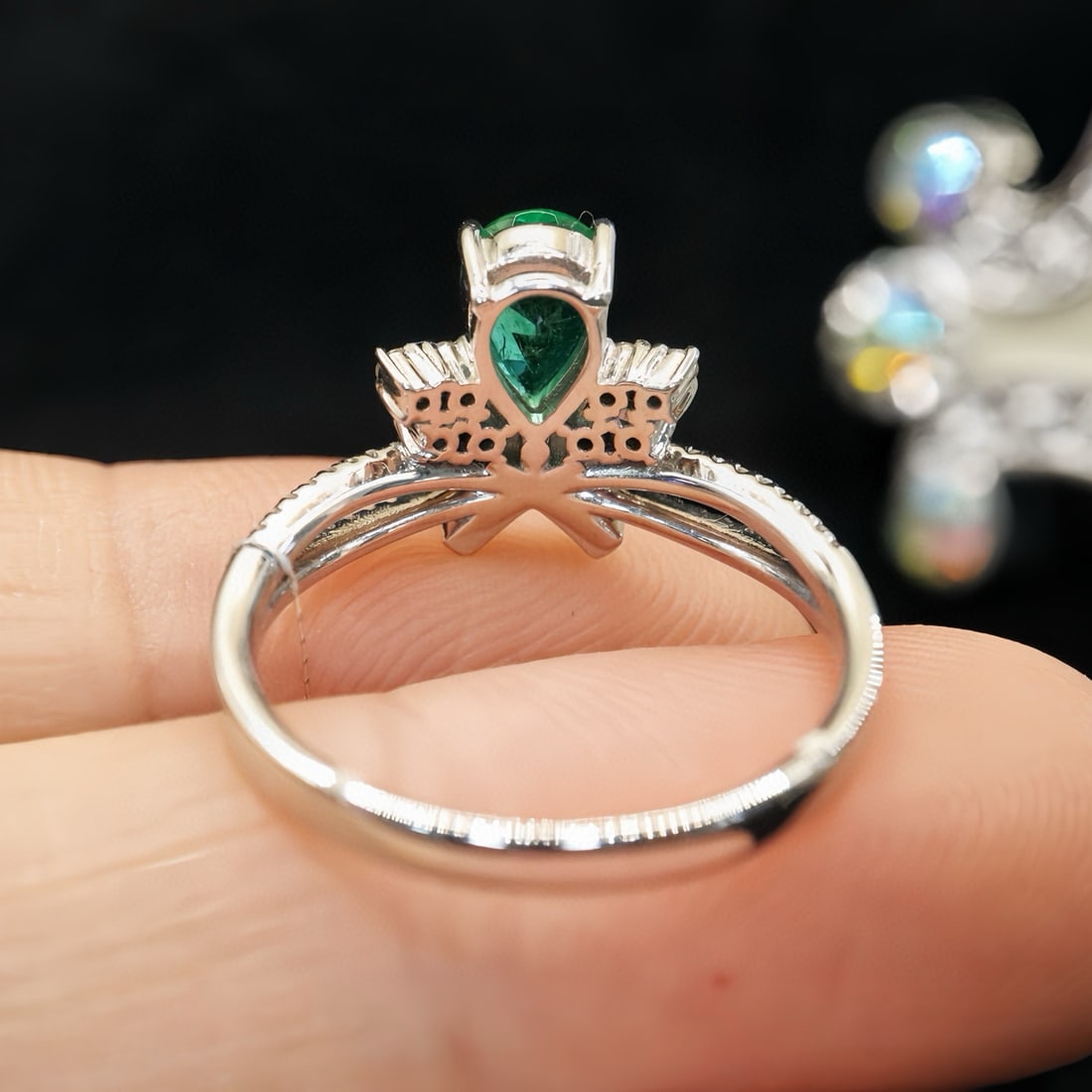 14k Gold 0.92 Ctw Vivid Green Natural Emerald & Diamond Ring - 5