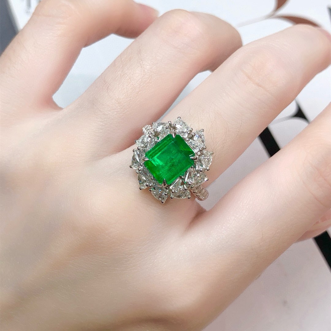 14k Gold 3.99 Ctw Vivid Green Natural Emerald & Diamond Ring - 2