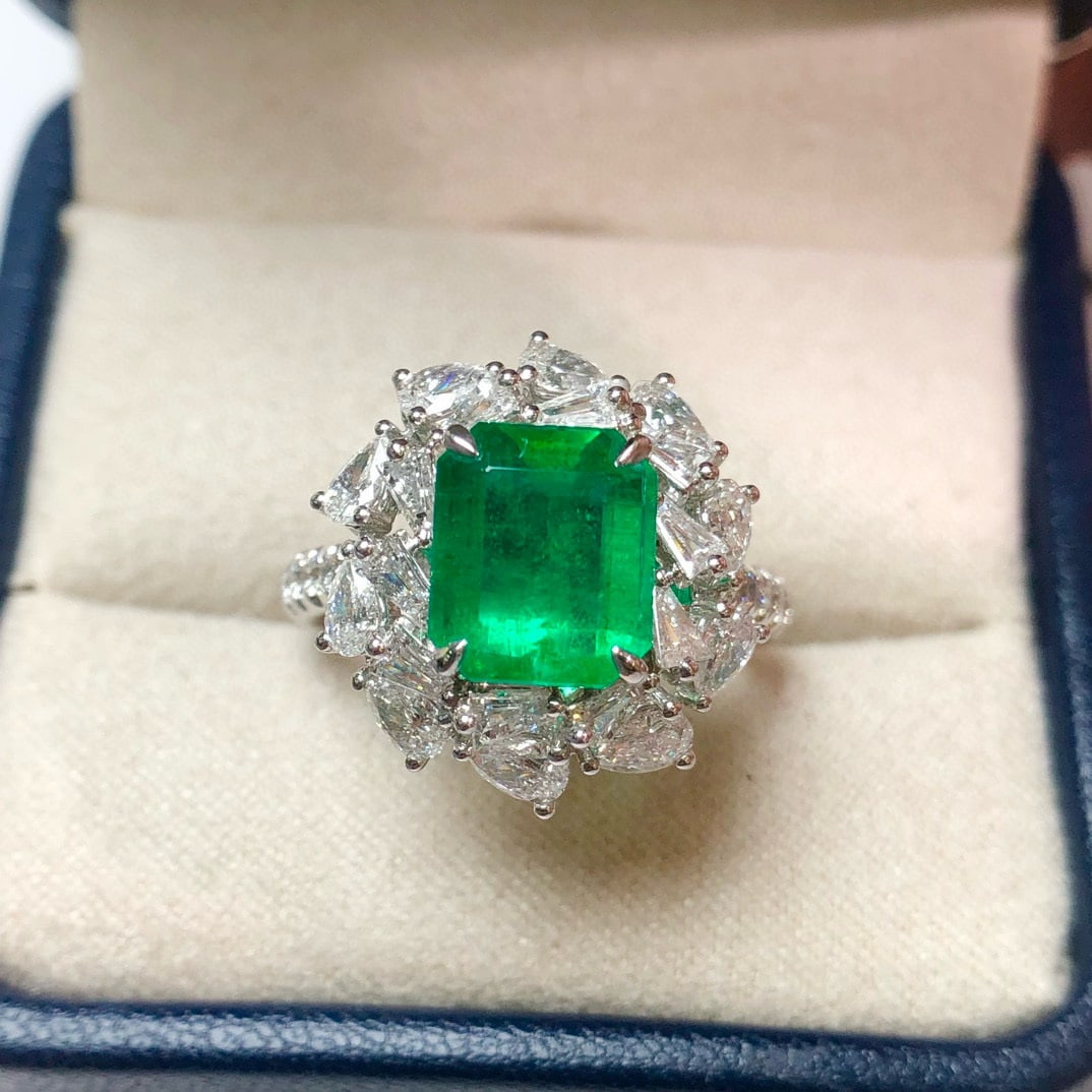 14k Gold 3.99 Ctw Vivid Green Natural Emerald & Diamond Ring - 4