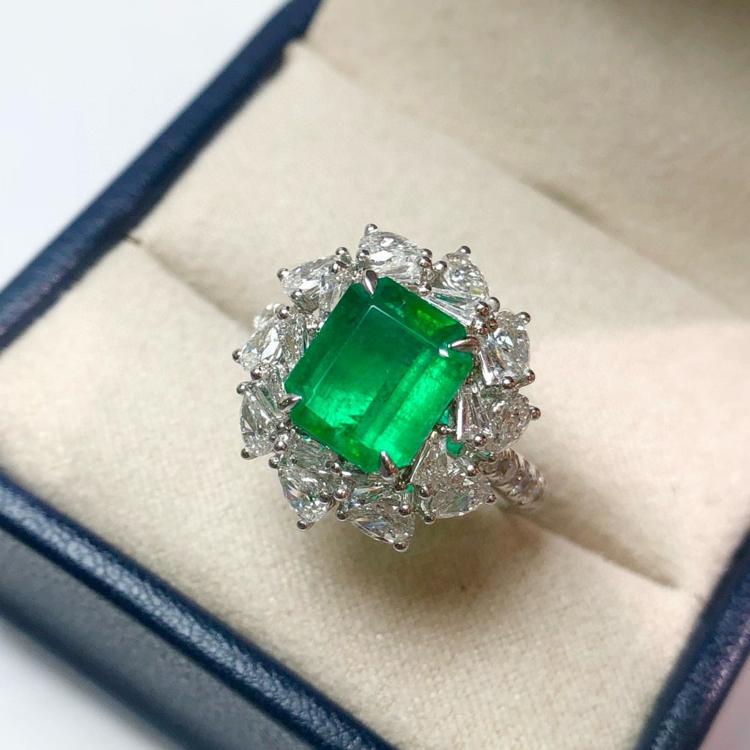 14k Gold 3.99 Ctw Vivid Green Natural Emerald & Diamond Ring - 5