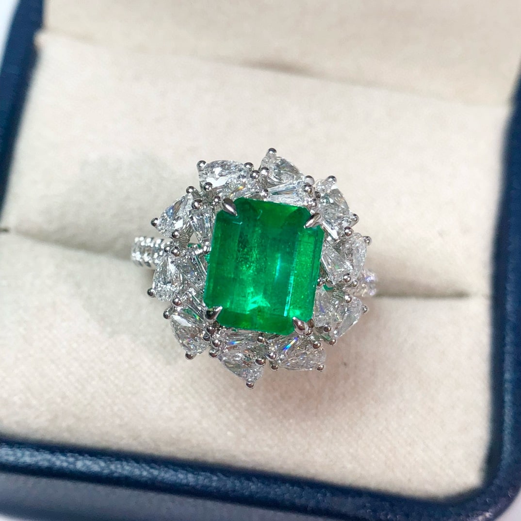 14k Gold 3.99 Ctw Vivid Green Natural Emerald & Diamond Ring - 8