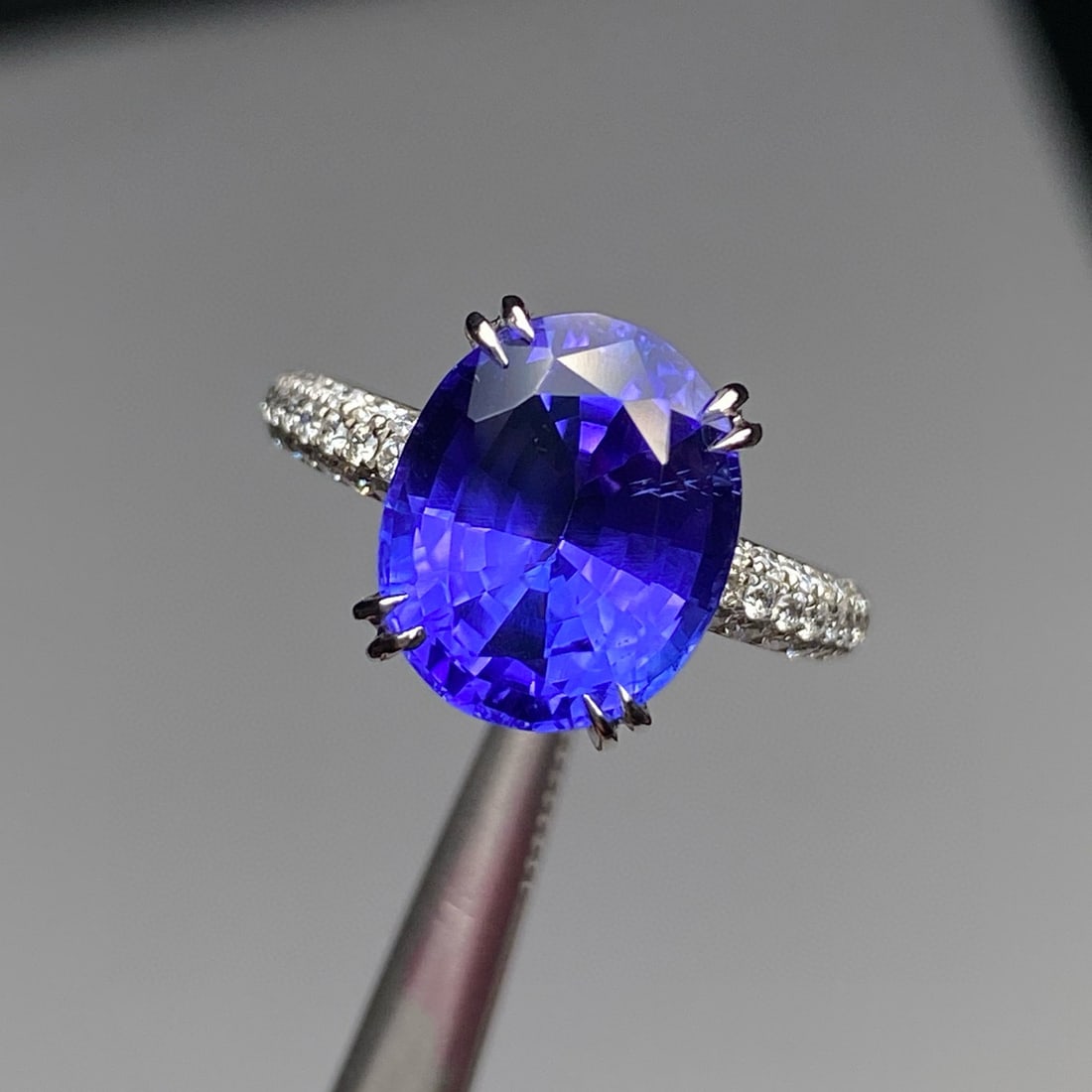 14k Gold 6.03 Ctw Natural Tanzanite & Diamond Ring: Ref:230942015 // gold content:14k gold // ring size:7. 25us // // main gemstone:tanzanite // shape:oval // carat weight:5. 46ct // color:blue // treatment:natural // // adjacent gemstone 2 :