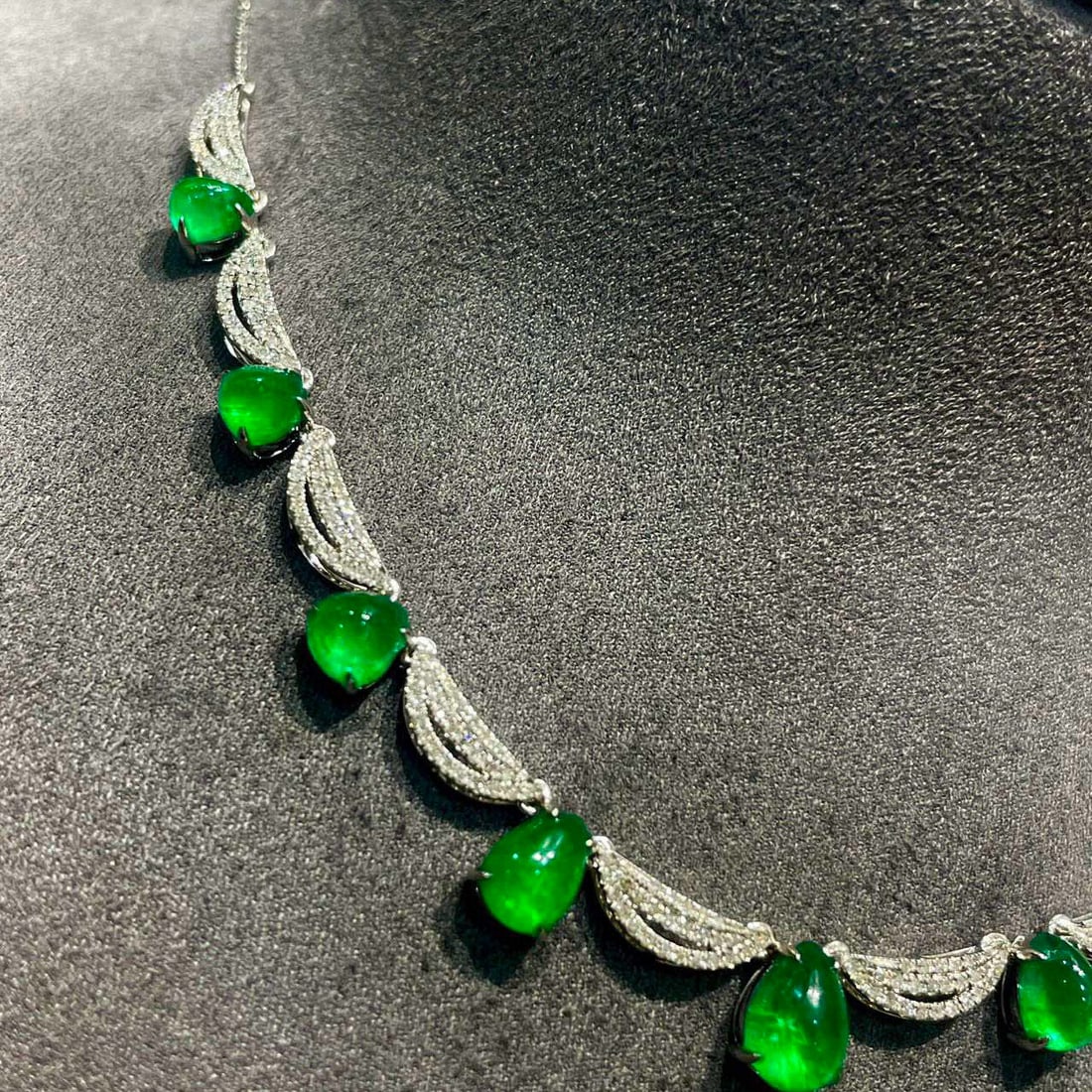 14k Gold 6 Ct Vivid Green Natural Emerald & Diamond Necklace - 3