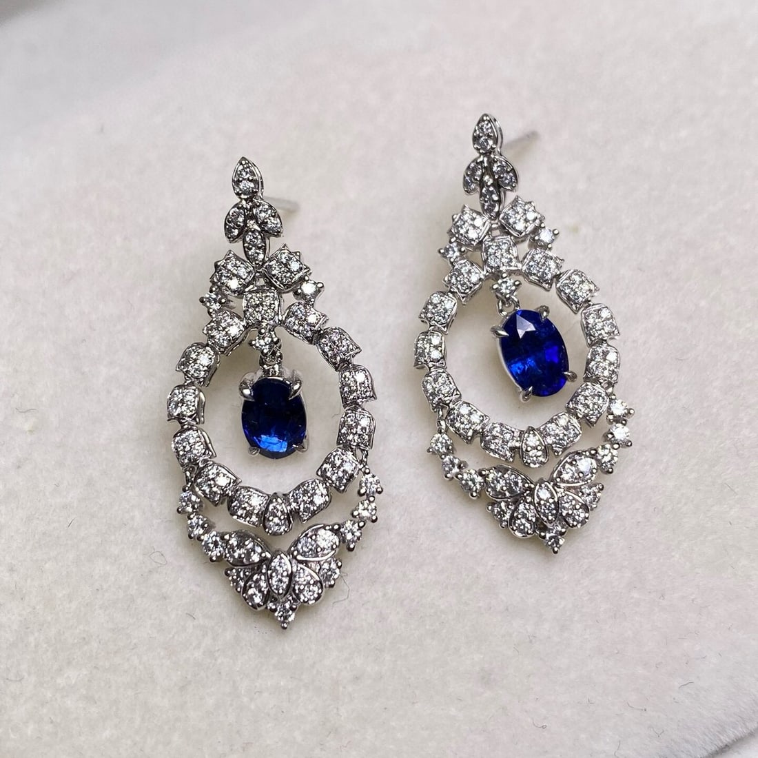 14k Gold 0.98 Ctw Vivid Blue Natural Sapphire & Diamond Earrings: Ref:230942026 // gold content:14k gold // main gemstone:sapphire // shape:oval // carat weight:0. 62ct // color:vivid blue // treatment:natural // // adjacent gemstone 2 : diamond // shape:round // ca