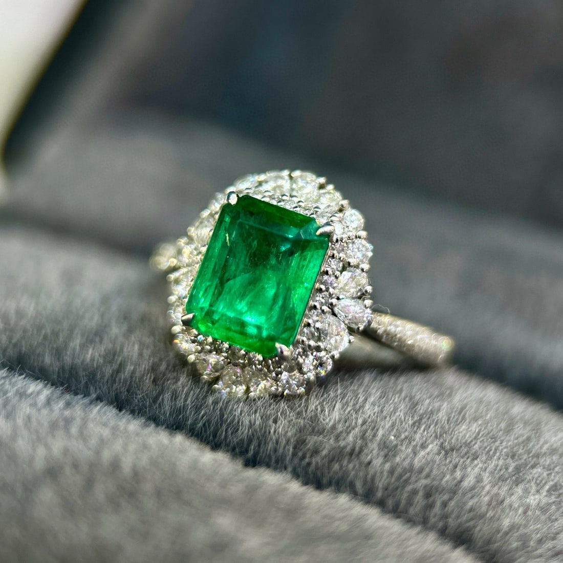 14k Gold 2.80 Ctw Vivid Green Natural Emerald & Diamond Ring - 3