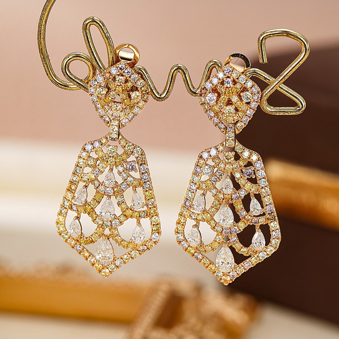 14k Gold 2.79 Ctw Natural H Diamond Earrings: Ref:230942035 // gold content:14k gold // main gemstone:diamond // shape:pear // carat weight:0. 82ct // clarity grade:vs-si // color:h // treatment:natural // // adjacent gemstone 2 : diamond // shap