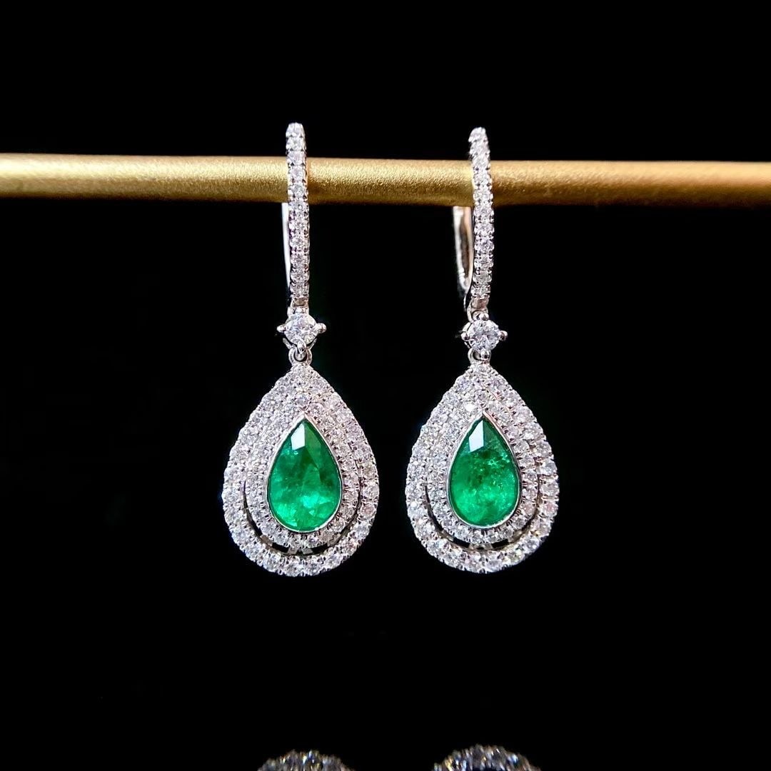 14k Gold 1.50 Ctw Vivid Green Natural Emerald & Diamond Earrings: Ref:230942039 // gold content:14k gold // main gemstone:emerald // shape:pear // carat weight:0. 86ct // color:vivid green // treatment:natural // // adjacent gemstone 2 : diamond // shape:round //