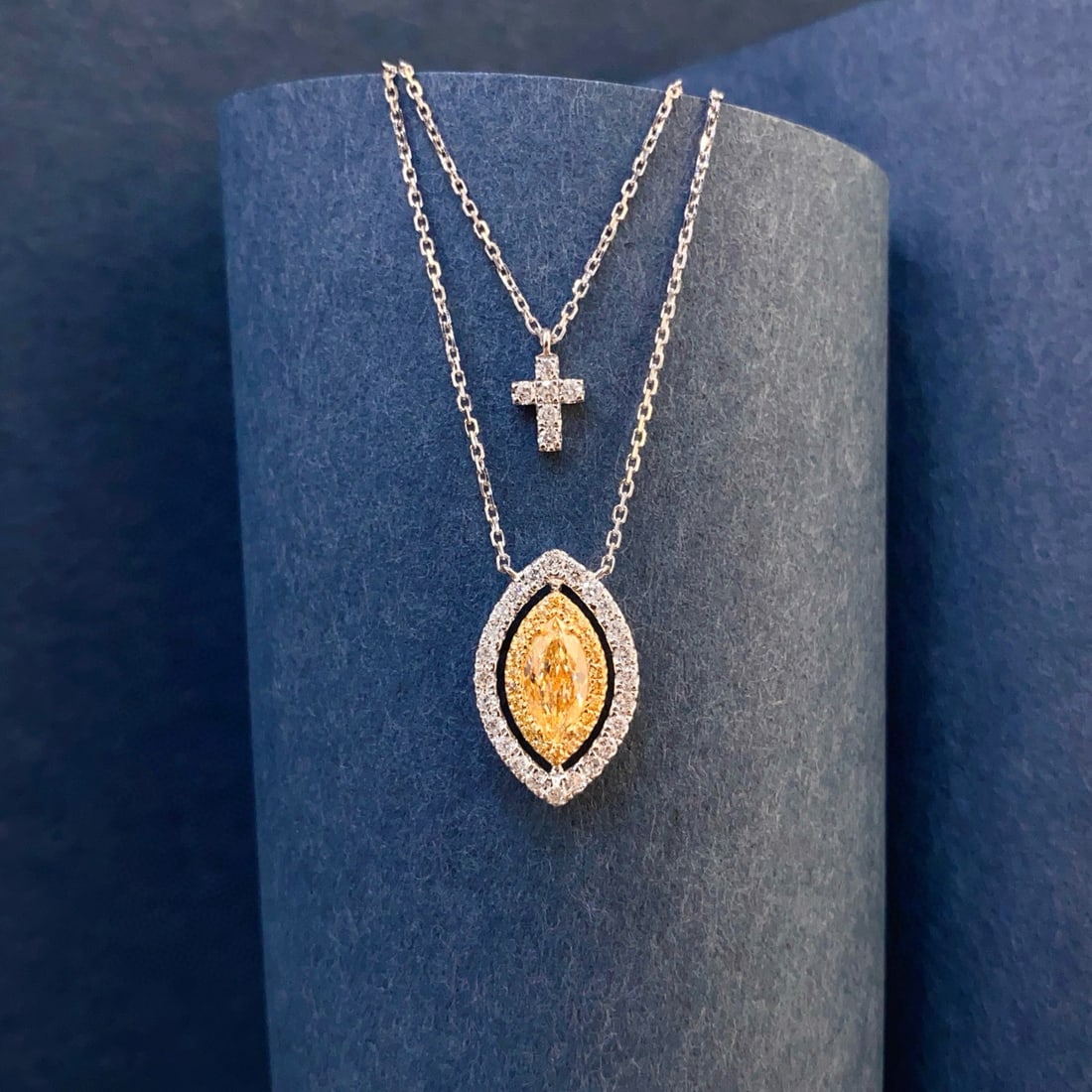 14k Gold 1.14 Ctw Natural Yellow Diamond & Diamond Necklace: Ref:230942041 // gold content:14k gold // main gemstone:yellow diamond // shape:marquise // carat weight:0. 72ct // color:yellow // treatment:natural // // adjacent gemstone 2 : diamond //
