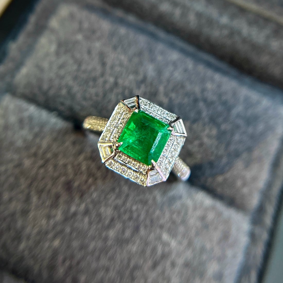 14k Gold 2.17 Ctw Vivid Green Natural Emerald & Diamond Ring: Ref:230942045 // gold content:14k gold // ring size:7. 25us // // main gemstone:emerald // shape:octagonal // carat weight:1. 5ct // color:vivid green // treatment:natural // // adjacent gemstone