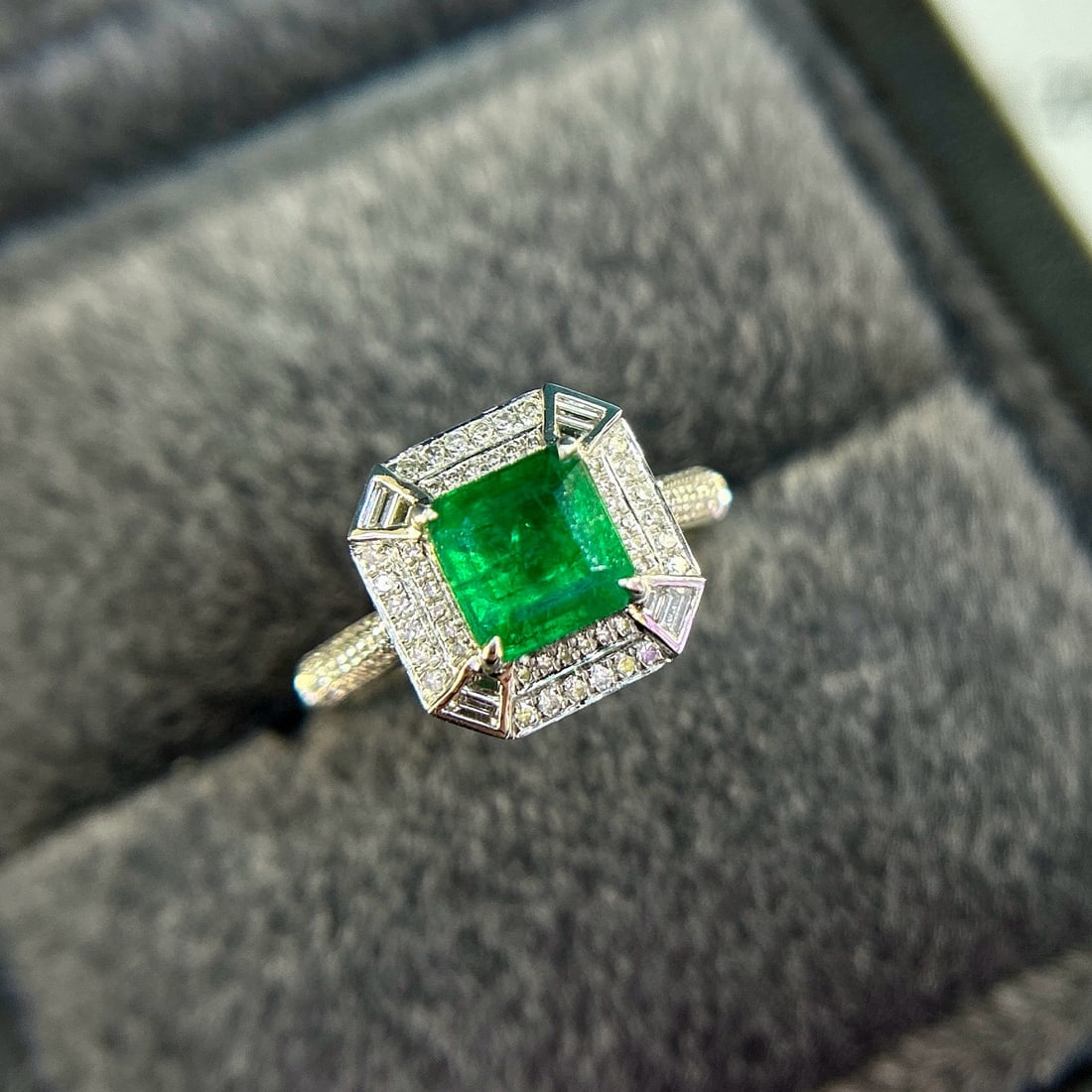 14k Gold 2.17 Ctw Vivid Green Natural Emerald & Diamond Ring - 5