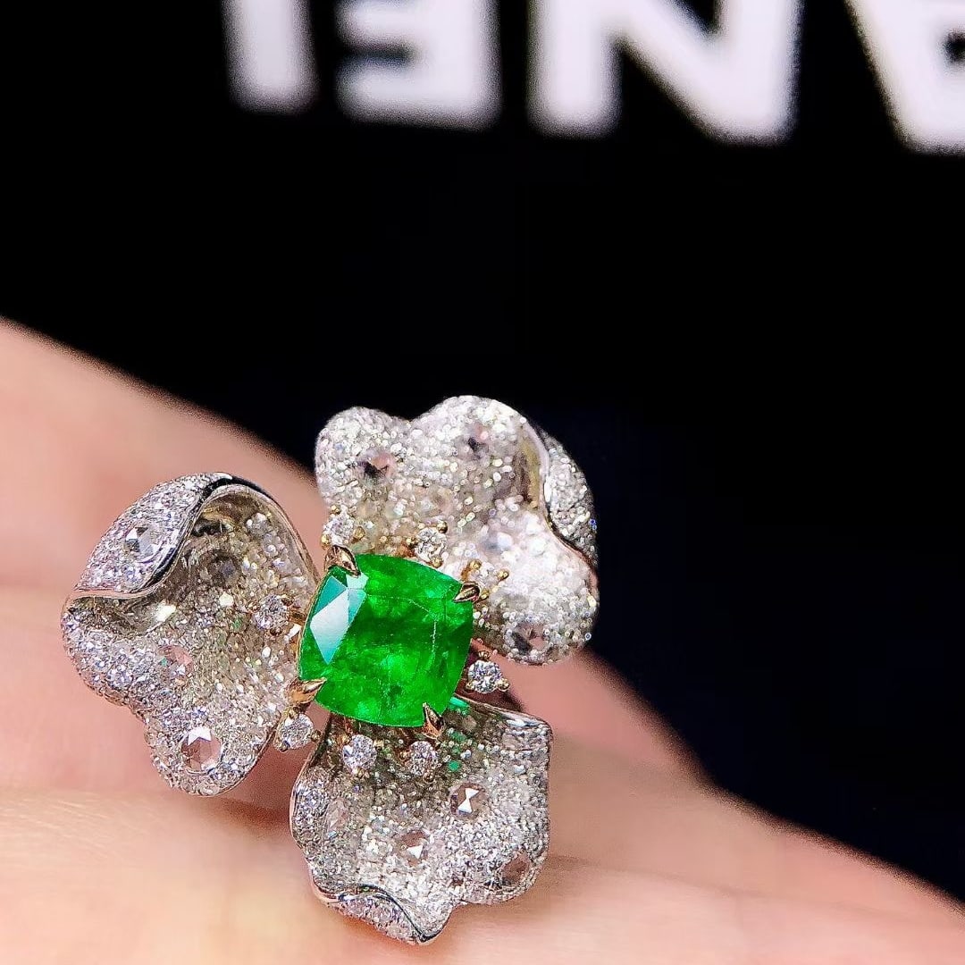 14k Gold 2.67 Ctw Vivid Green Natural Emerald & Diamond & Flowers Ring - 2