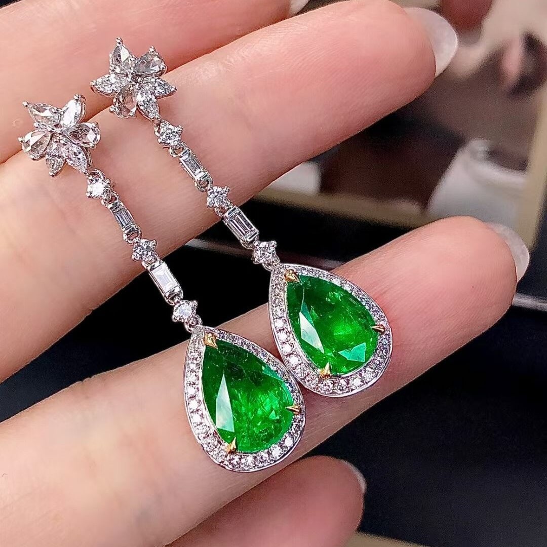 14k Gold 5.92 Ctw Vivid Green Natural Emerald & Diamond Earrings: Ref:230942080 // gold content:14k gold // main gemstone:emerald // shape:pear // carat weight:4. 53ct // color:vivid green // treatment:natural // // adjacent gemstone 2 : diamond // shape:multiply //