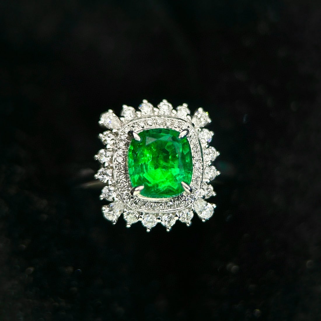 14k Gold 2.14 Ctw Vivid Green Natural Emerald & Diamond Ring: Ref:230942084 // gold content:14k gold // ring size:7. 25us // // main gemstone:emerald // shape:cushion // carat weight:1. 5ct // color:vivid green // treatment:natural // // adjacent gemstone 2 : di