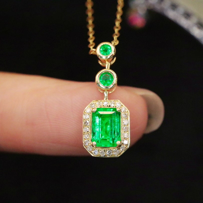 14k Gold 0.57 Ctw Vivid Green Natural Emerald & Diamond Necklace: Ref:230942089 // gold content:14k gold // main gemstone:emerald // shape:octagonal // carat weight:0. 5ct // color:vivid green // treatment:natural // // adjacent gemstone 2 : diamond // number of sto