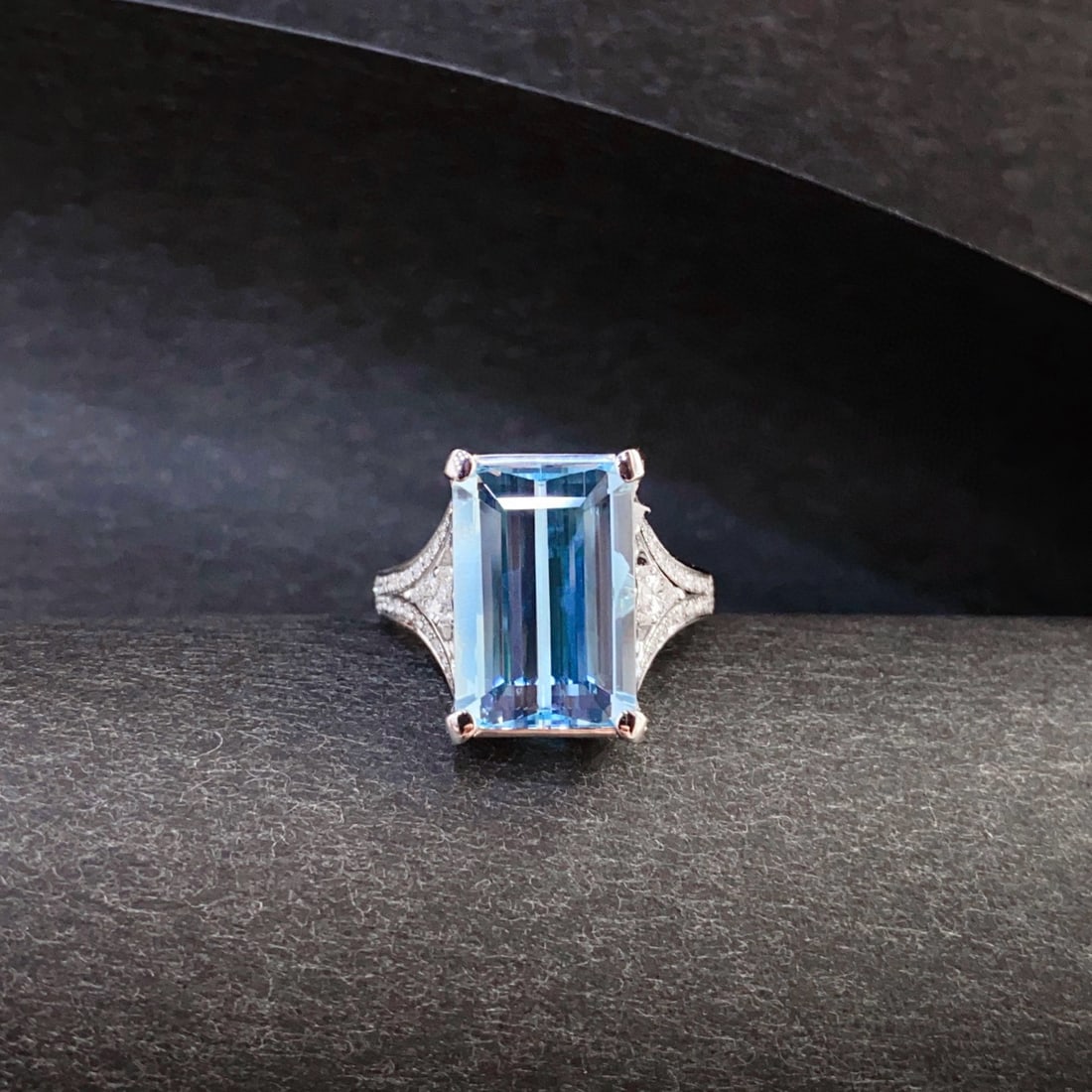 14k Gold 7.67 Ctw Natural Aquamarine & Diamond Ring: Ref:230942103 // gold content:14k gold // ring size:7. 25us // // main gemstone:aquamarine // shape:octagonal // carat weight:7. 1ct // color:santa maria color // treatment:natural // // adjacent