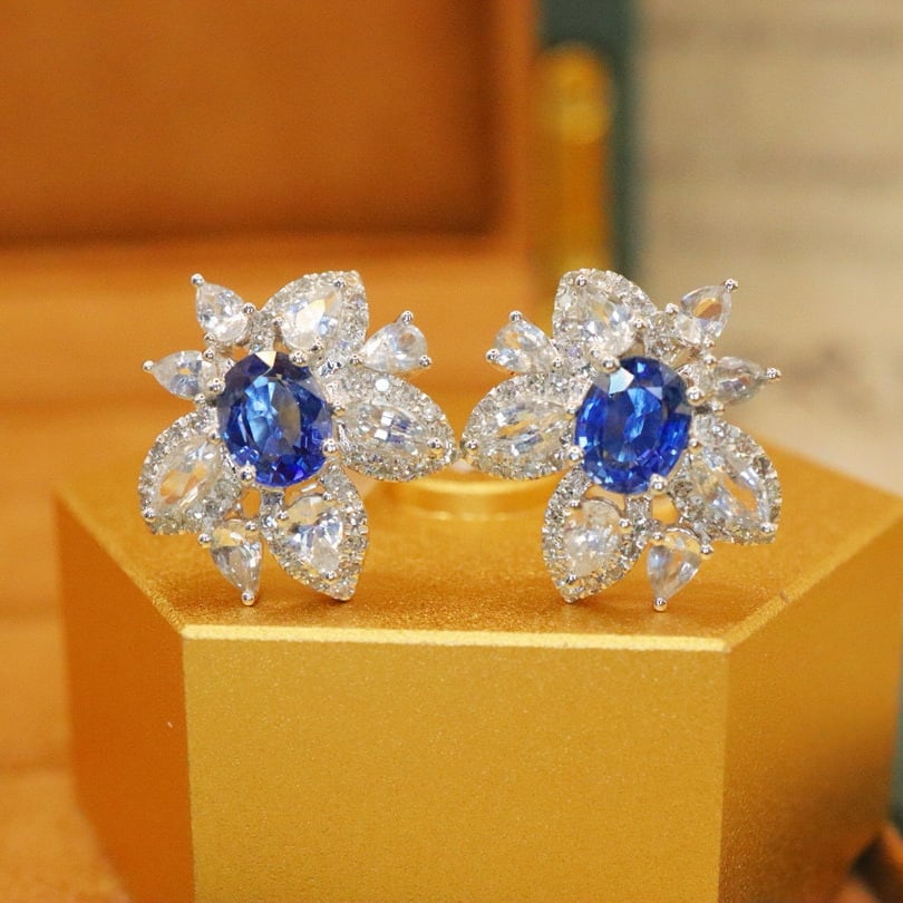 14k Gold 1.36 Ctw Natural Sapphire & Diamond Earrings: Ref:230942123 // gold content:14k gold // main gemstone:sapphire // shape:oval // carat weight:1. 02ct // color:cornflower blue // treatment:natural // // adjacent gemstone 2 : diamond // number of st