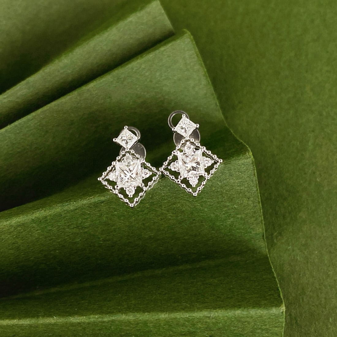 Gia Certified 14k Gold 0.86 Ctw Natural E Vs2 Princess Diamond Earrings: Ref:230942125 // gold content:14k gold // main gemstone:diamond // certified:gia // shape:princess // carat weight:0. 6ct // clarity grade:vs2 // color:e // treatment:natural // // adjacent