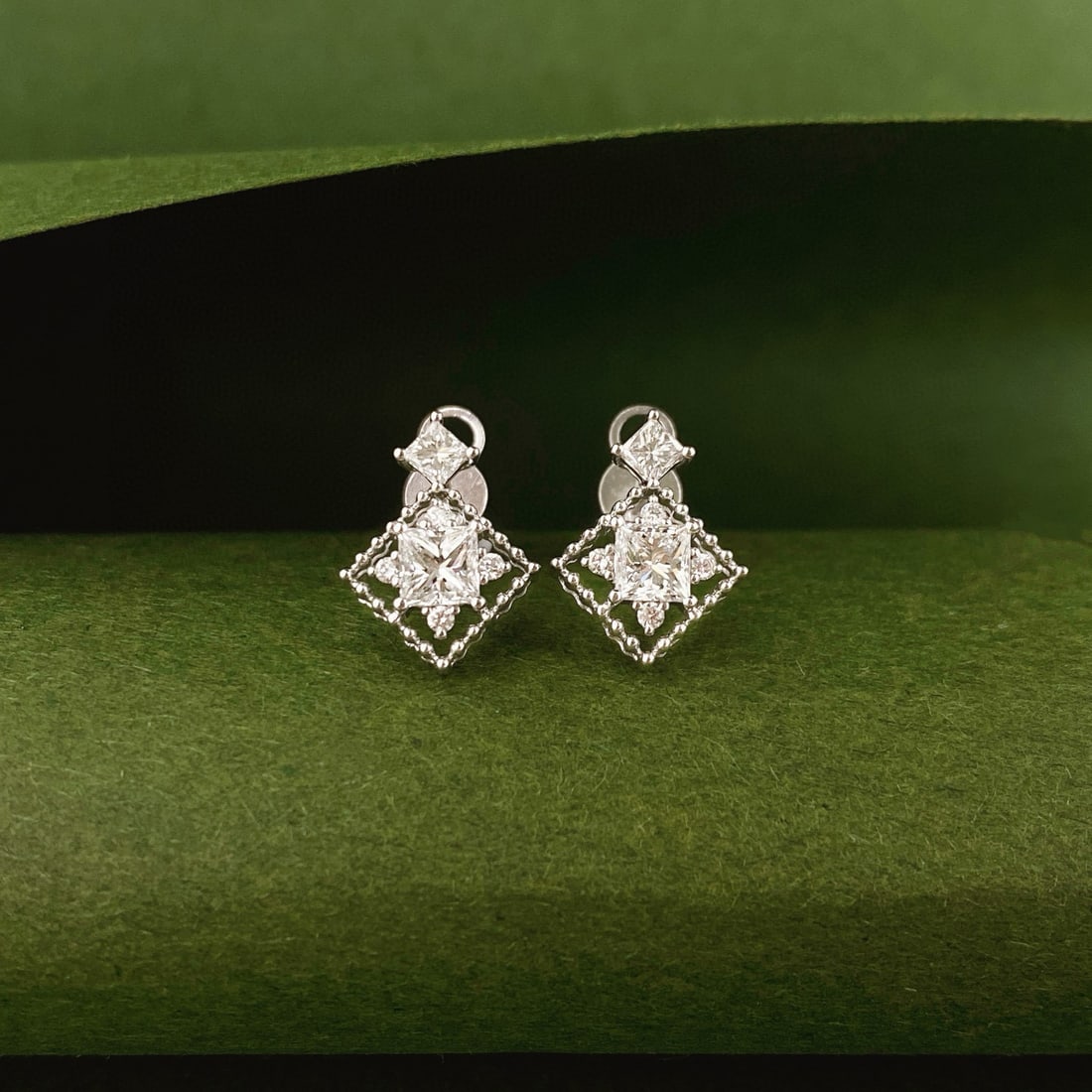 Gia Certified 14k Gold 0.86 Ctw Natural E Vs2 Princess Diamond Earrings - 2