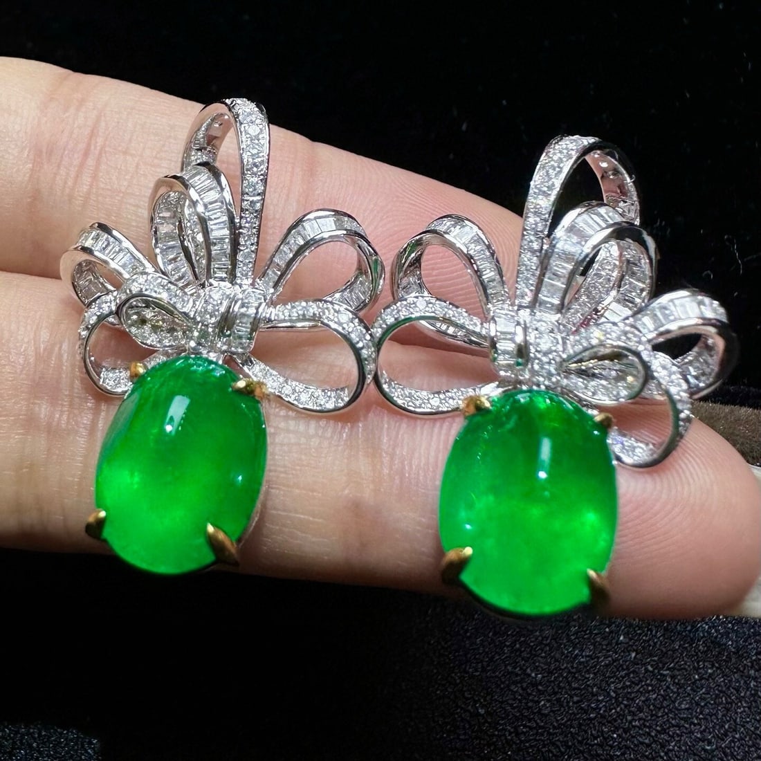 14k Gold 9.55 Ctw Vivid Green Natural Emerald & Diamond Earrings: Ref:230942144 // gold content:14k gold // main gemstone:emerald // shape:oval // carat weight:8. 43ct // color:vivid green // treatment:natural // // adjacent gemstone 2 : diamond // shape:multiply