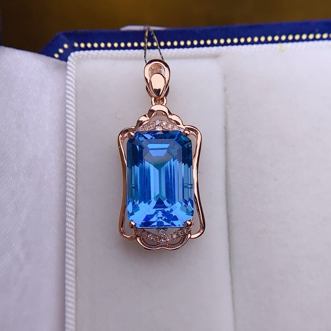 14k Gold 9.81 Ctw Natural Topaz & Diamond Pendant( Without Chain ): Ref:230942151 // gold content:14k gold // main gemstone:topaz // shape:octagonal // carat weight:9. 75ct // color:blue // treatment:natural // // adjacent gemstone 2 : diamond // number of stones:20 /