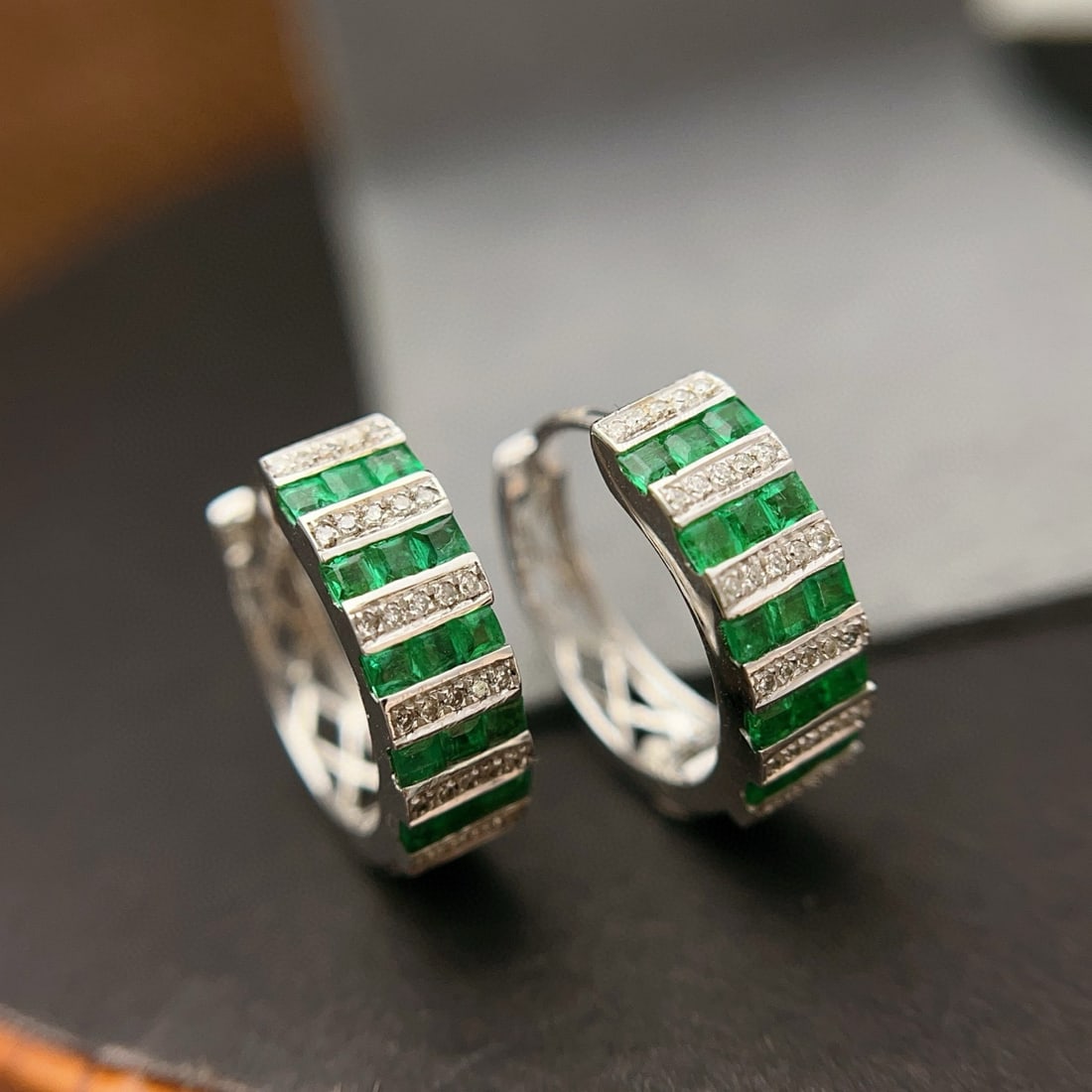 14k Gold 1.30 Ct Natural Emerald & Diamond Earrings: Ref:230942153 // gold content:14k gold // main gemstone:emerald // shape:square // carat weight:1. 30ct // color:green // treatment:natural // // adjacent gemstone 2 : diamond // number of