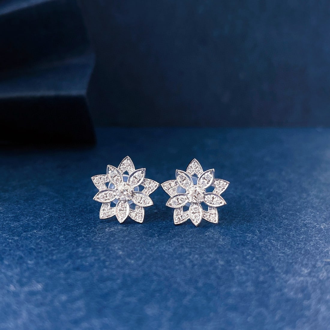 14k Gold 0.4 Ct Natural H Diamond Earrings: Ref:230942156 // gold content:14k gold // main gemstone:diamond // shape:round // carat weight:0. 4ct // clarity grade:vs-si // color:h // treatment:natural // cut grade:g // High Estimate: 4300 Cond